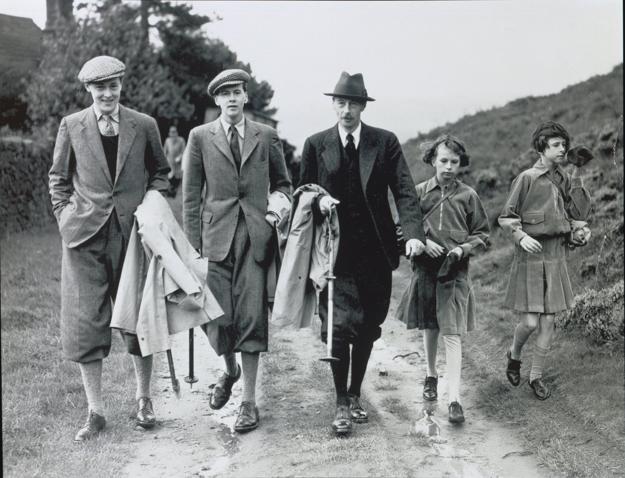 10代公爵と4人の子供たち（ビリー、アンドリュー、アン、エリザベス）、ボルトン修道院にて（1938年頃）（モノクロ写真 作： 無名の画家
