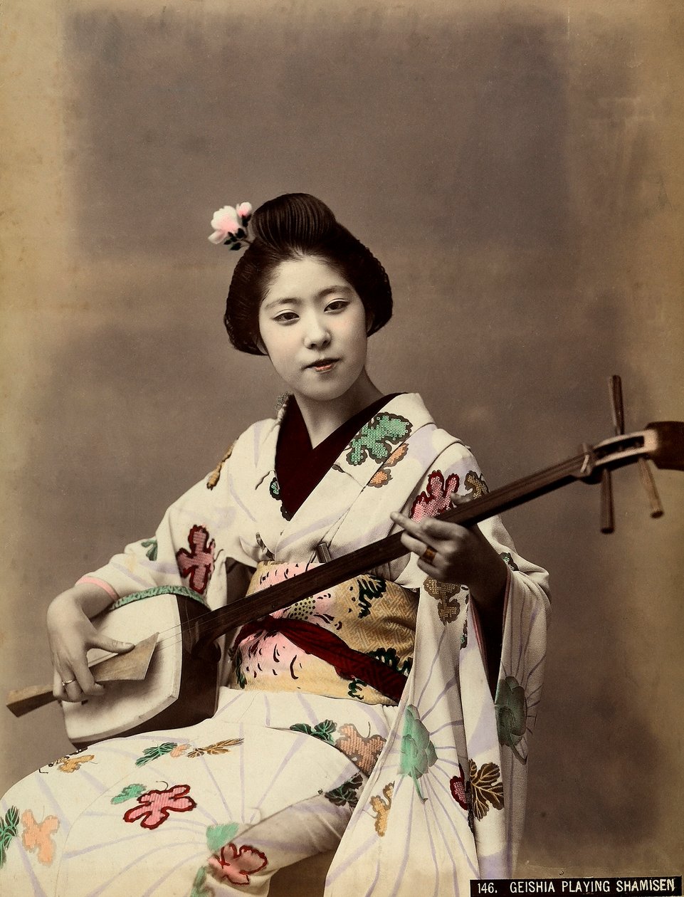 三味線を弾く芸者（カラー写真） 作： 無名の画家