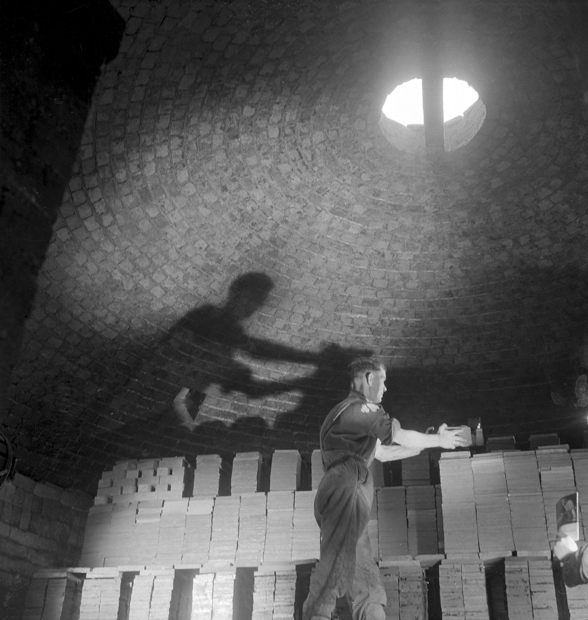 タイルを積み上げて焼成する窯人（Wheatley Quarries 作： 不明