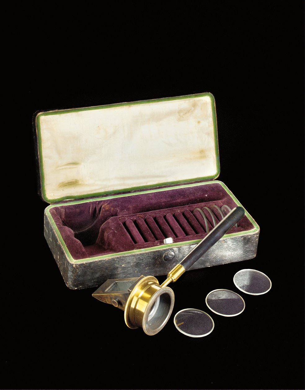 珍しい初期のヘルムホルツパターン検眼鏡、1852年頃（シルクで裏打ちされたレザーレットケースにガラスレンズを備えた真鍮と黒檀の器具） 作： 不明