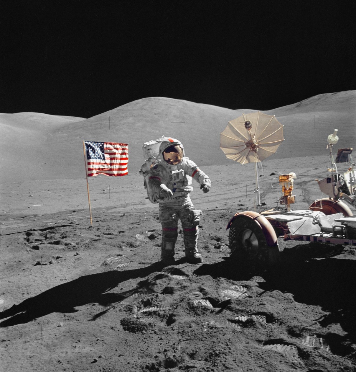 船外活動中にLRVに向かって歩くユージン・サーナン宇宙飛行士 作： 不明