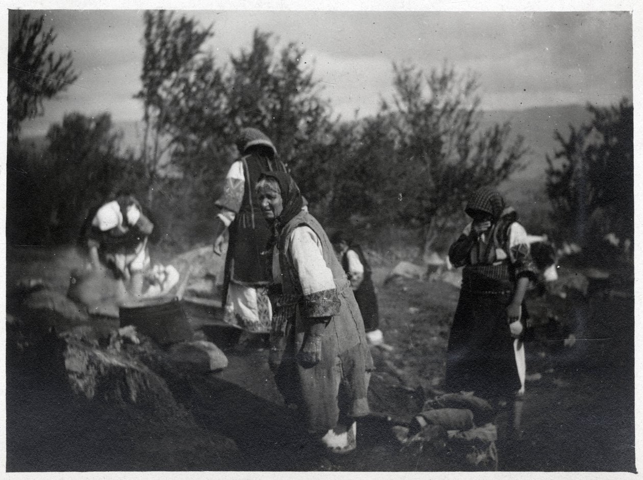 バルカン半島。火にかけた鍋の前にいる女性たち - ポストカード 1914-1918 作： 無名の画家