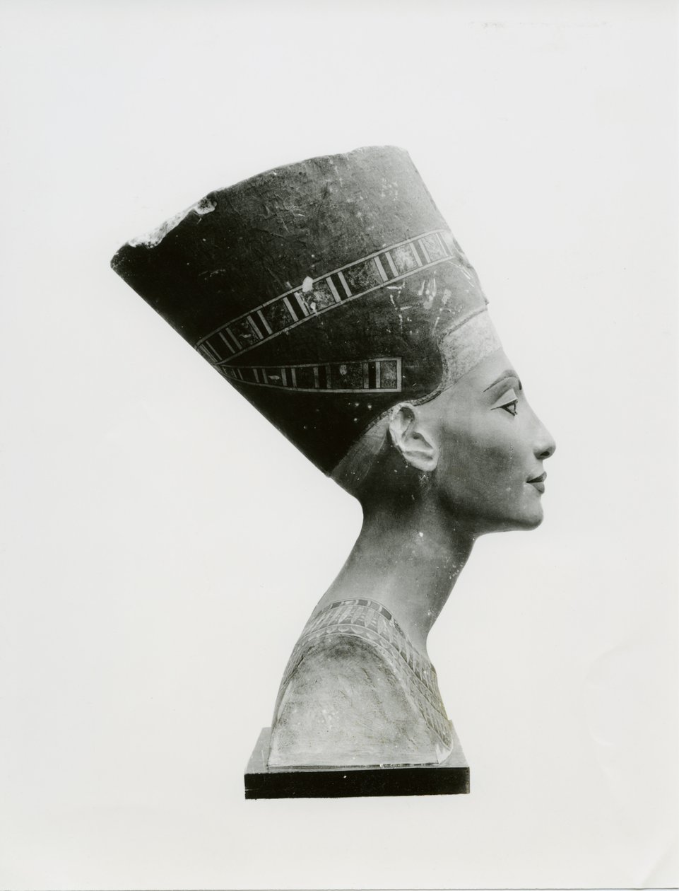 王妃ネフェルティティの胸像、側面図、ベルリン、SMPKのAegyptisches Museumにある胸像のコピー（ライムストーンに塗装）（モノクロ写真）（114018-20も参照 作： 不明