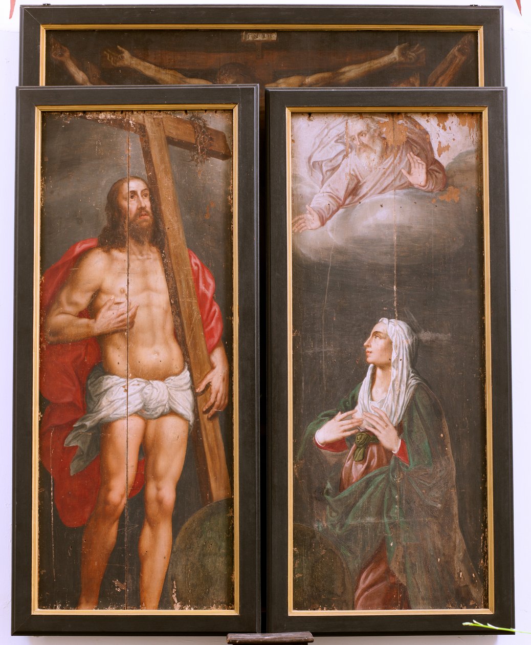 教会 (Eglise Saint-martin)。 インテリア。 トリプティク。 はりつけ。 作： 無名の画家
