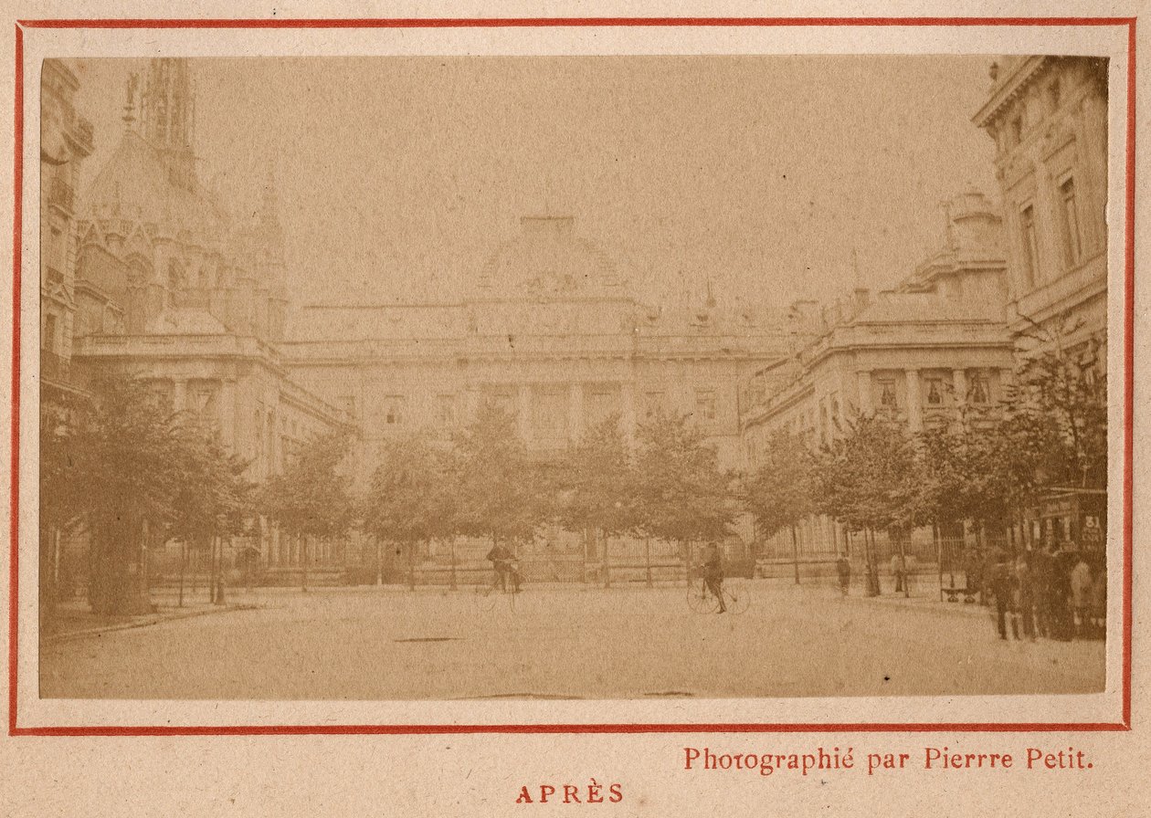 パリのコミューン（1871年）：1871年5月に火災にあったパリのパレ・ド・ジャスティスの様子。Pierre Pepetitの写真。厚紙にプリント、Dim.9x5,4 cm 作： 不明