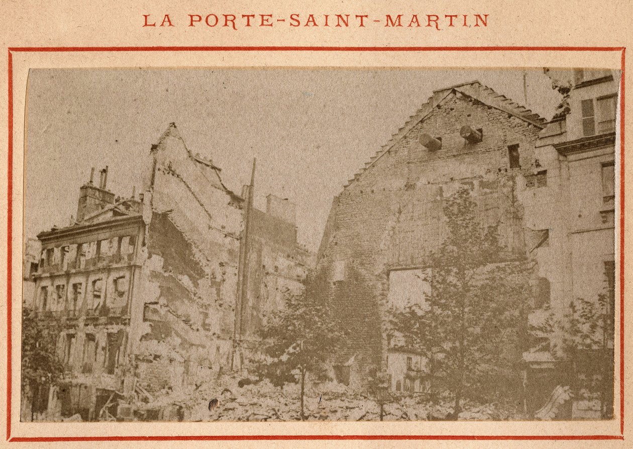 パリ・コミューン（1871年）：1871年5月に破壊されたパリのサン・マルタン門の様子。Pierre Pepetitの写真。厚紙にプリント、Dim.9x5,4 cm 作： 不明