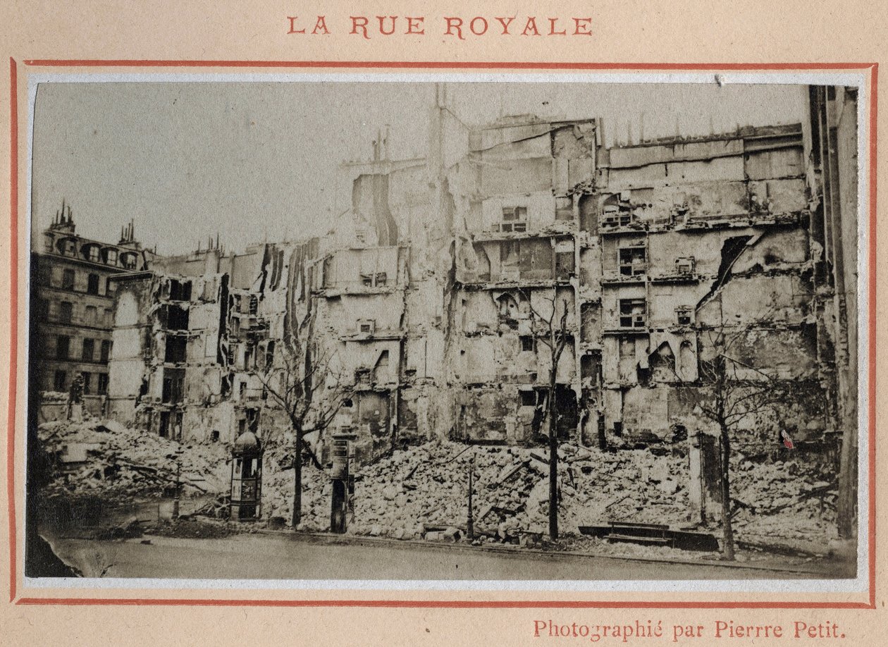 パリ・コミューン（1871年）：1871年5月、パリのロワイヤル通りの廃墟の様子。Pierre Pepetitの写真。厚紙にプリント、Dim.9x5,4 cm 作： 不明