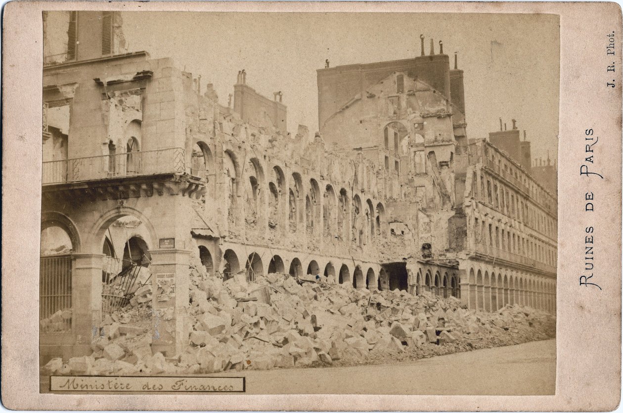 パリのコミューン：1871年5月、パリの大蔵省跡の風景。写真 J.R. Dim.16.3X10.8cm 作： 不明