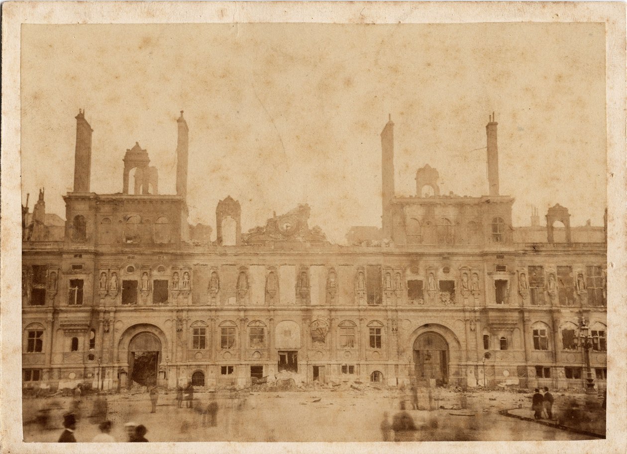 パリのコミューン（1871年）：1871年5月の市庁舎火災の様子。Anonymous photography, print on cardboard Dim.15x10 cm 作： 不明