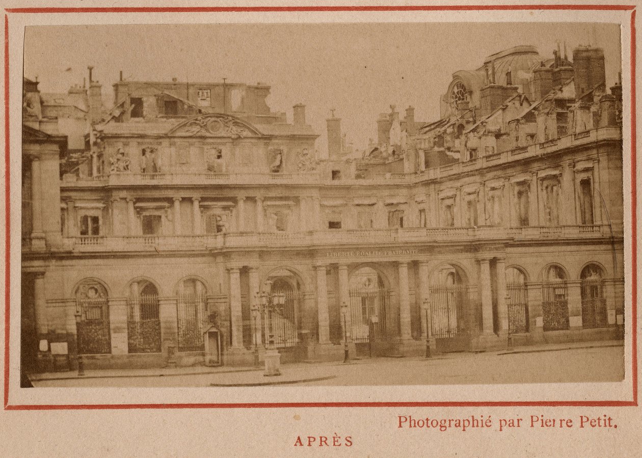 パリのコミューン（1871年）：1871年5月の火災後のパリのPalais-Royal（パレ・ロワイヤル）の様子。Pierre Pepetitの写真。厚紙にプリント、Dim.9x5,4 cm 作： 不明