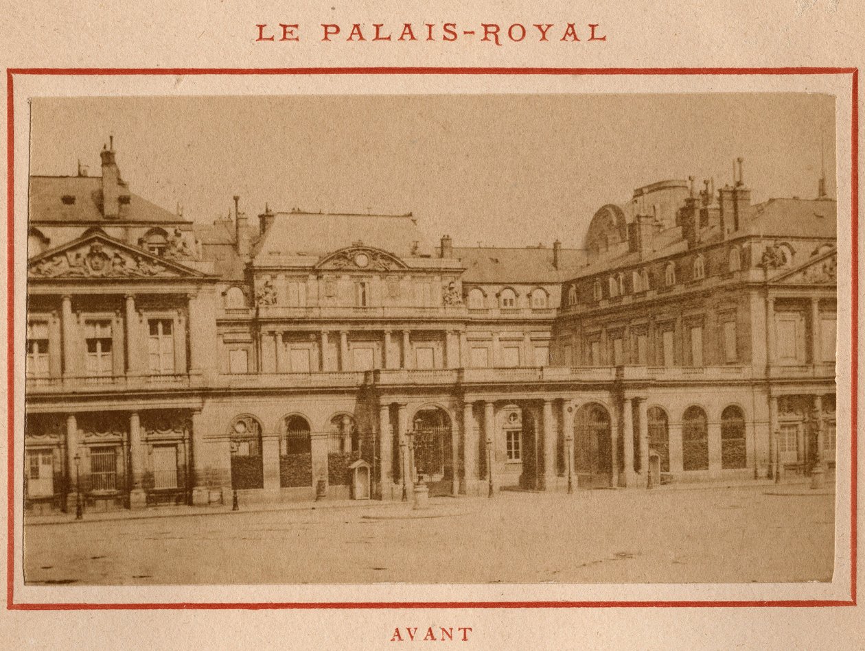 パリのコミューン（1871年）：1871年5月の火災前のパリのPalais-Royal（パレ・ロワイヤル）の様子。Pierre Pepetitの写真。厚紙にプリント、Dim.9x5,4 cm 作： 不明
