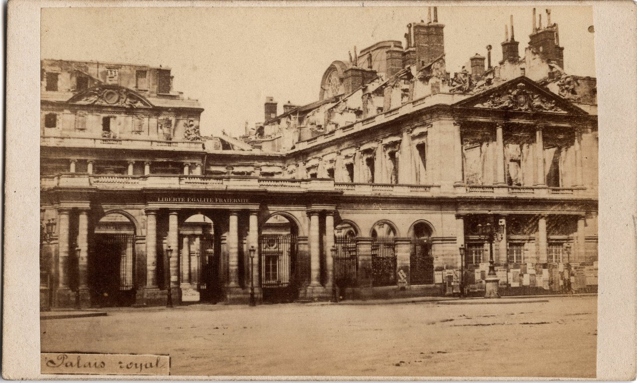 パリのコミューン（1871年）：1871年5月の火災後のパレ・ロワイヤルの風景。匿名の写真撮影。厚紙にプリント Dim.10x6,9 cm 作： 不明