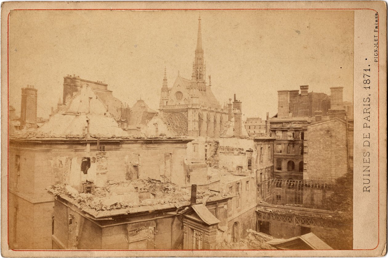 パリのコミューン: 1871 年 5 月のパリのパレ ド ジャスティスとサント シャペルの廃墟の眺め。 写真撮影 ピニョレ兄弟。 薄暗い。 16,3X10,8cm 作： 無名の画家