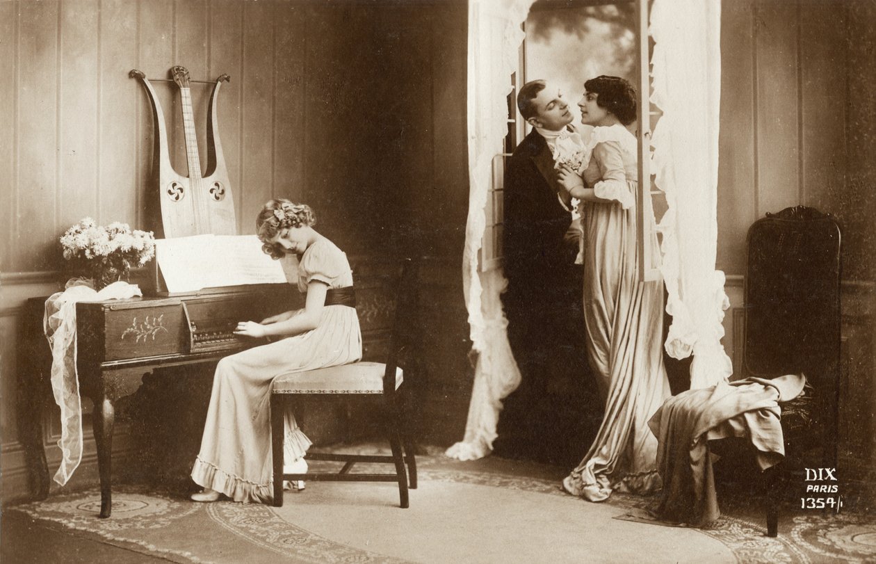 求愛カップルとピアノフォルテを弾く少女、パリ、1920年頃（ポストカード） 作： 無名の画家