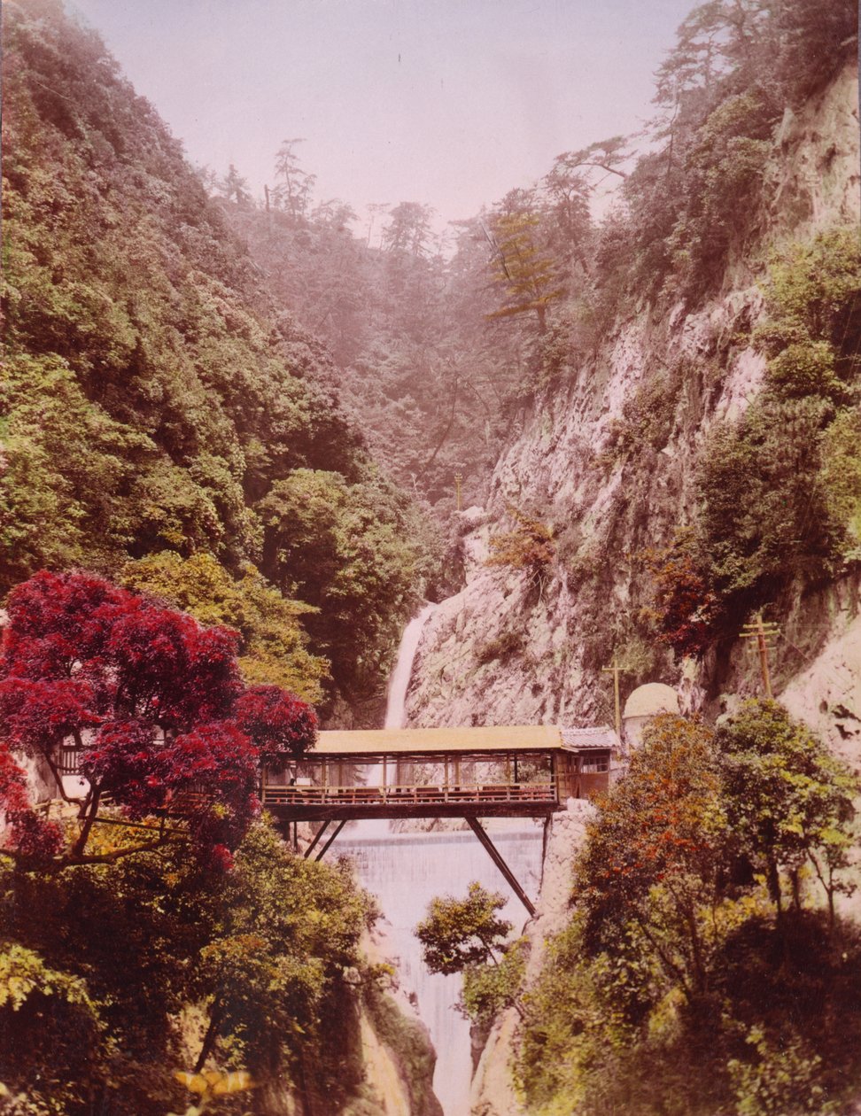 急な渓谷にある屋根付きの橋、滝を背景にした日本、1890〜1910年頃 作： 不明
