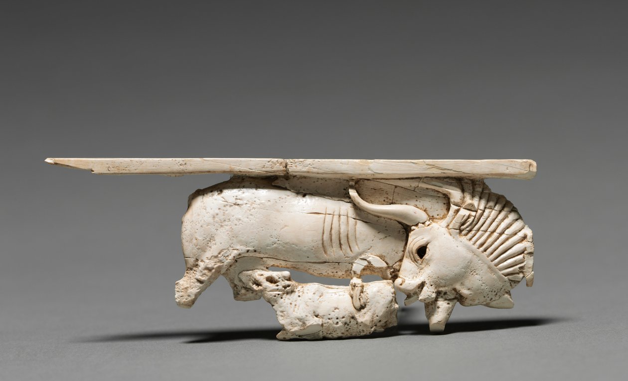 装飾プラーク：子牛を育てる牛、紀元前900〜800年 作： 不明