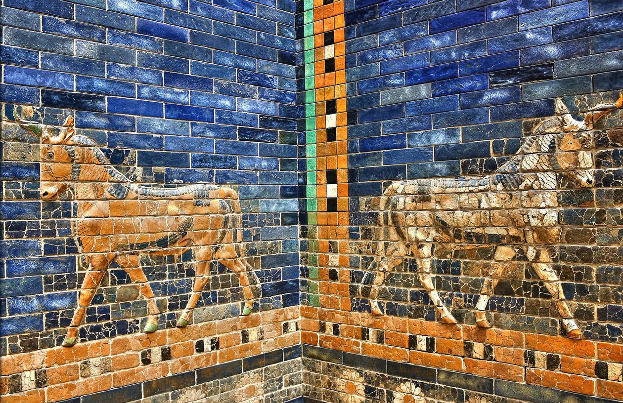 1930 年代に再建されたイシュタル門の詳細。紀元前 575 年頃のオリジナルのレンガを使用して完成。ペルガモン博物館、ベルリン、ドイツ (写真) 作： 無名の画家