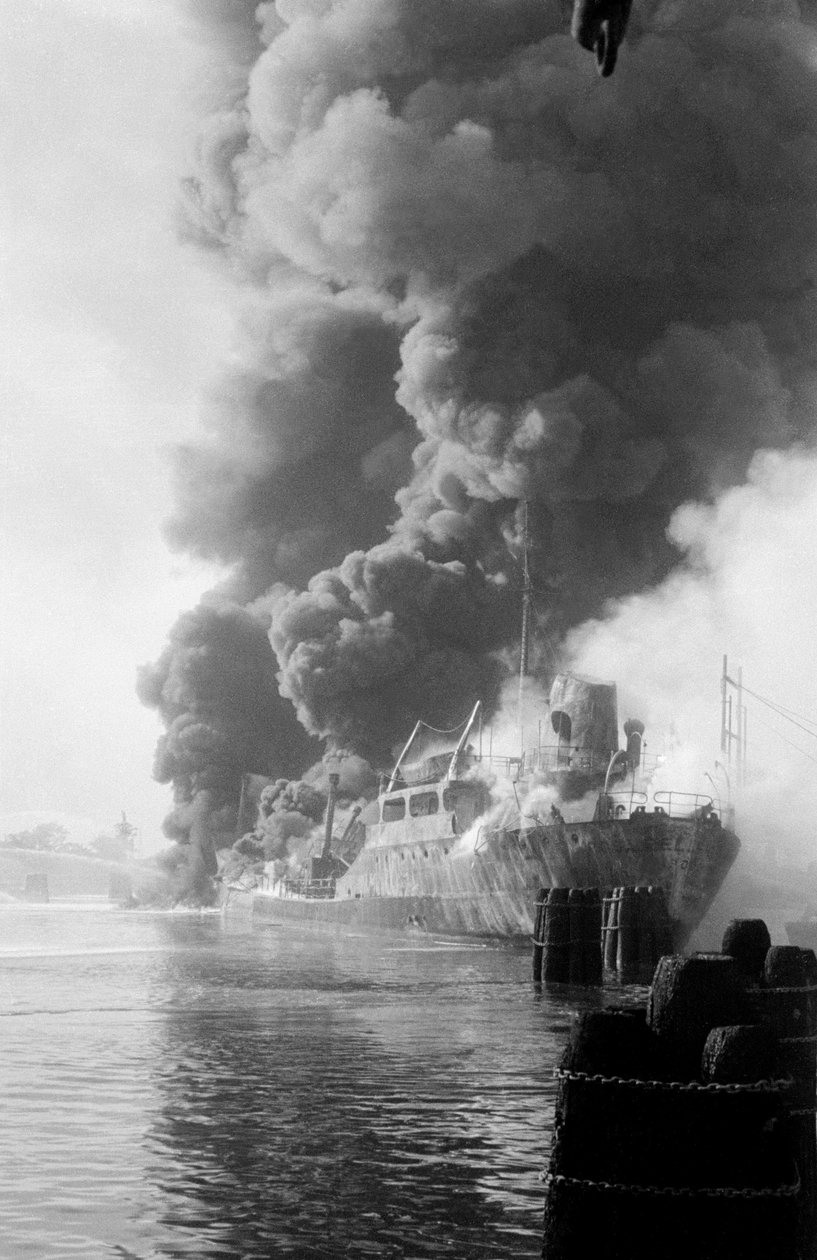 ヴェニスのポルト・マルゲラで起きた石油タンカー "ROSARIO PELLEGRINO "の爆発事故 - 1960年 作： 不明