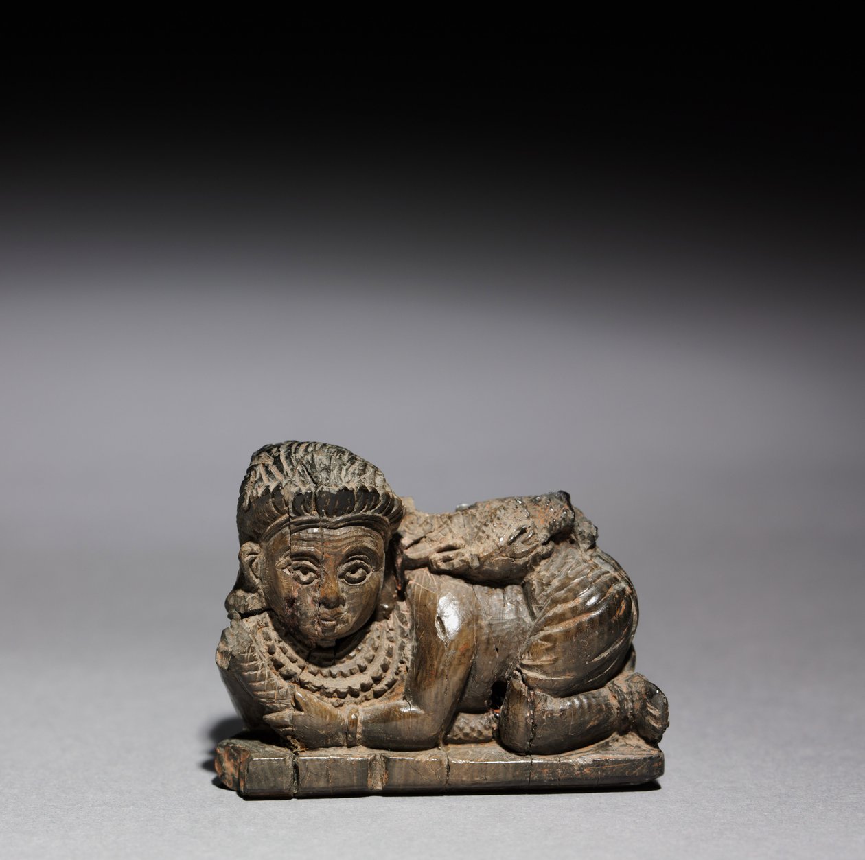 しゃがむ女の置物、紀元前900-800年 作： 不明