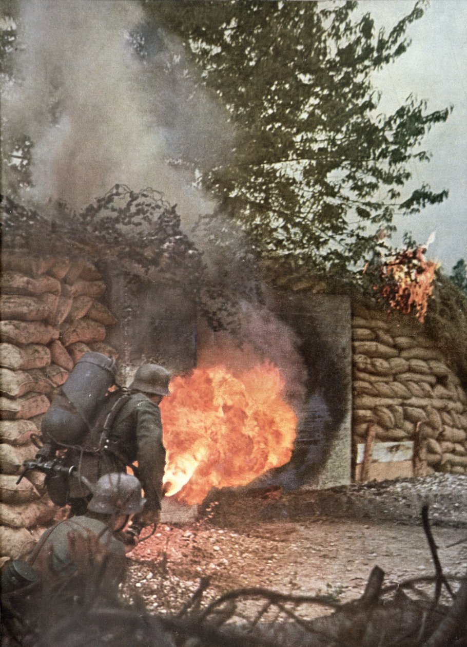 火と死、火炎放射器で爆発炎上するソ連の要塞キャンプ（『シグナル』誌第14号、1942年7月第2版より）（写真）。 作： 無名の画家