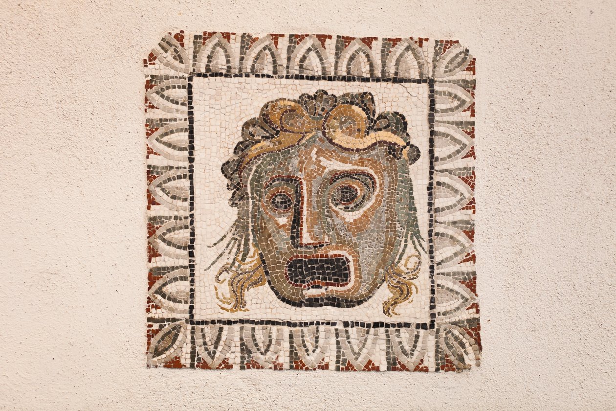 ディオニュソスのマスクを描いた紀元前 1 世紀の床のモザイク、ローマのルフィネラ通り近くのローマの別荘、ローマ国立博物館 (museo nazionale romano)、ローマ、イタリア 作： 無名の画家
