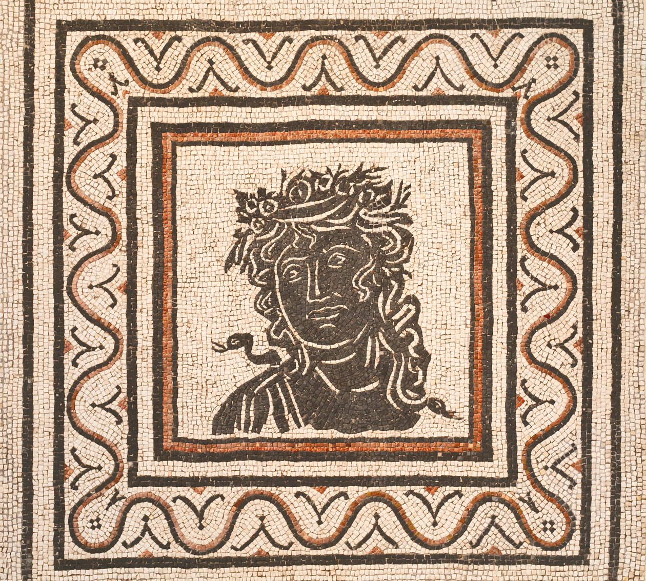 中央に季節をイメージした床のモザイク、西暦3世紀、ローマ国立博物館（museo nazionale romano）、ローマ、イタリア 作： 無名の画家