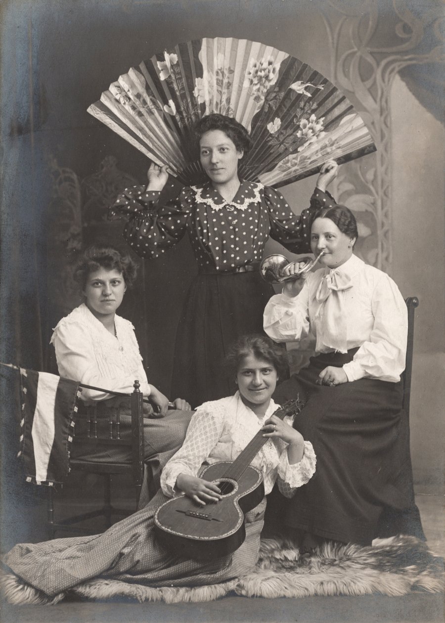 ホルン、ギター、ファンを持つ 4 人の女性、フランス、1920 年頃（白黒写真） 作： 無名の画家