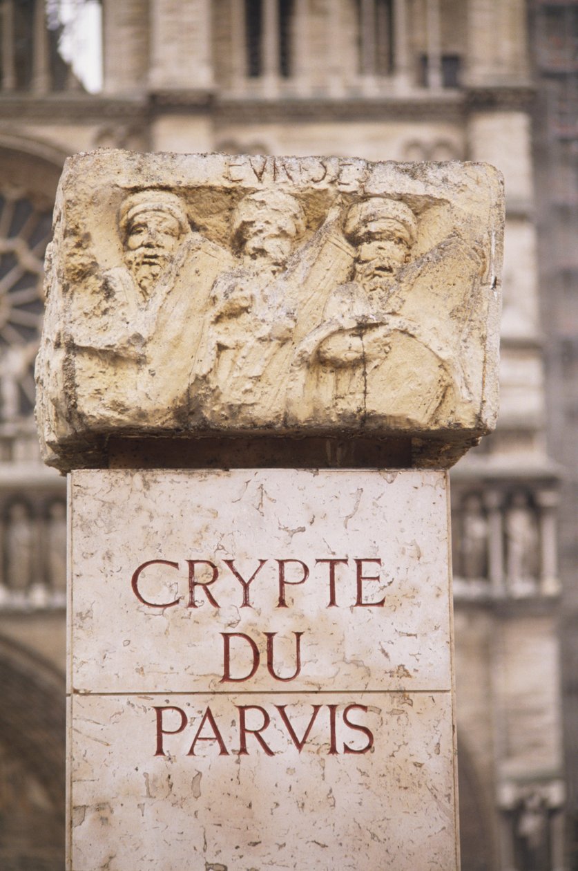 フランス、パリ、Crypte du Parvisの碑文、Ile de la Citeにあるcrypte archeologiqueの碑文、碑文と彫刻のある石。 作： 不明
