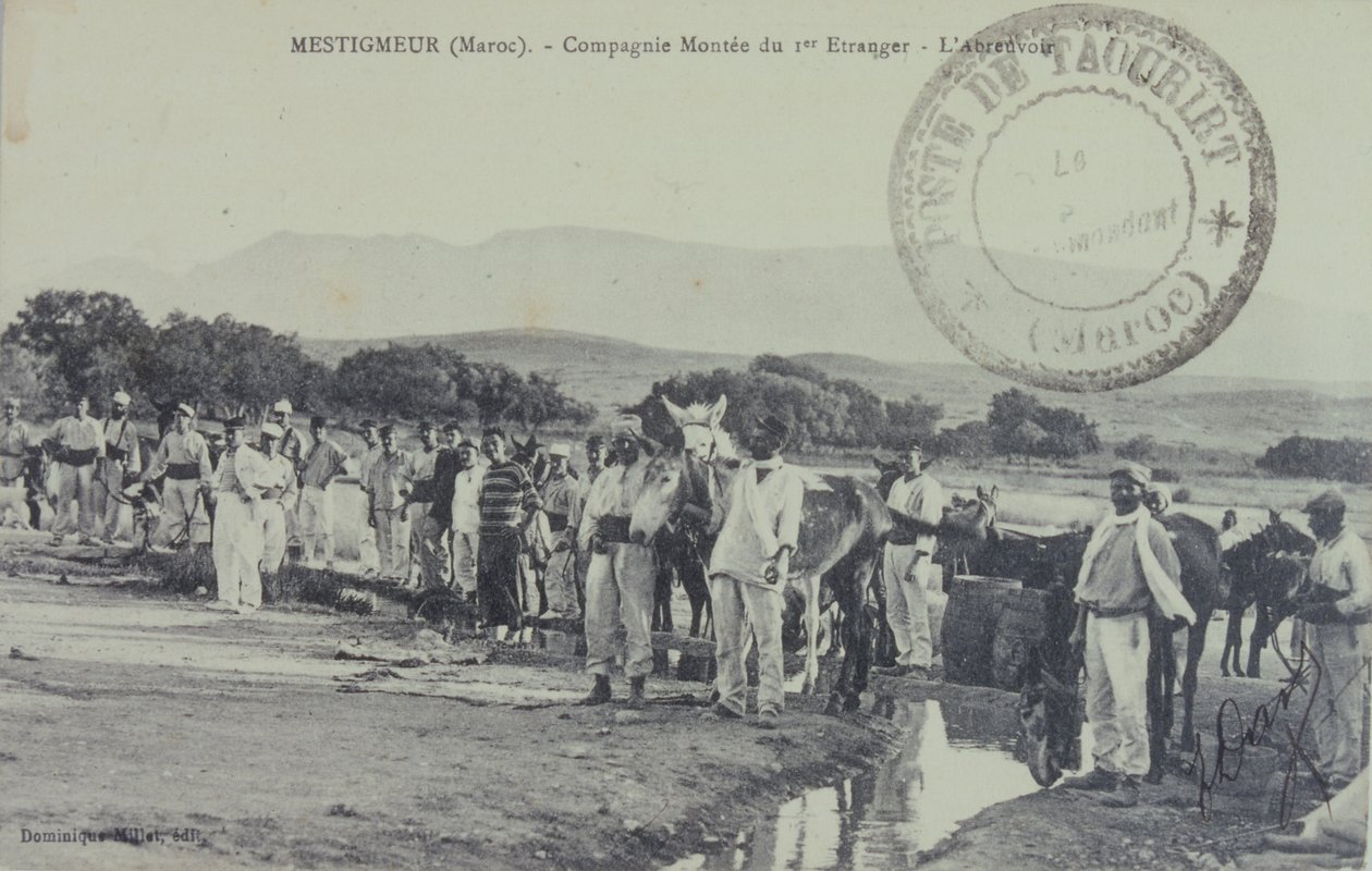 モロッコ、アトラス山脈付近をパトロールするフランス軍レジオネラ植民地兵。1909年の絵葉書。 作： 無名の画家