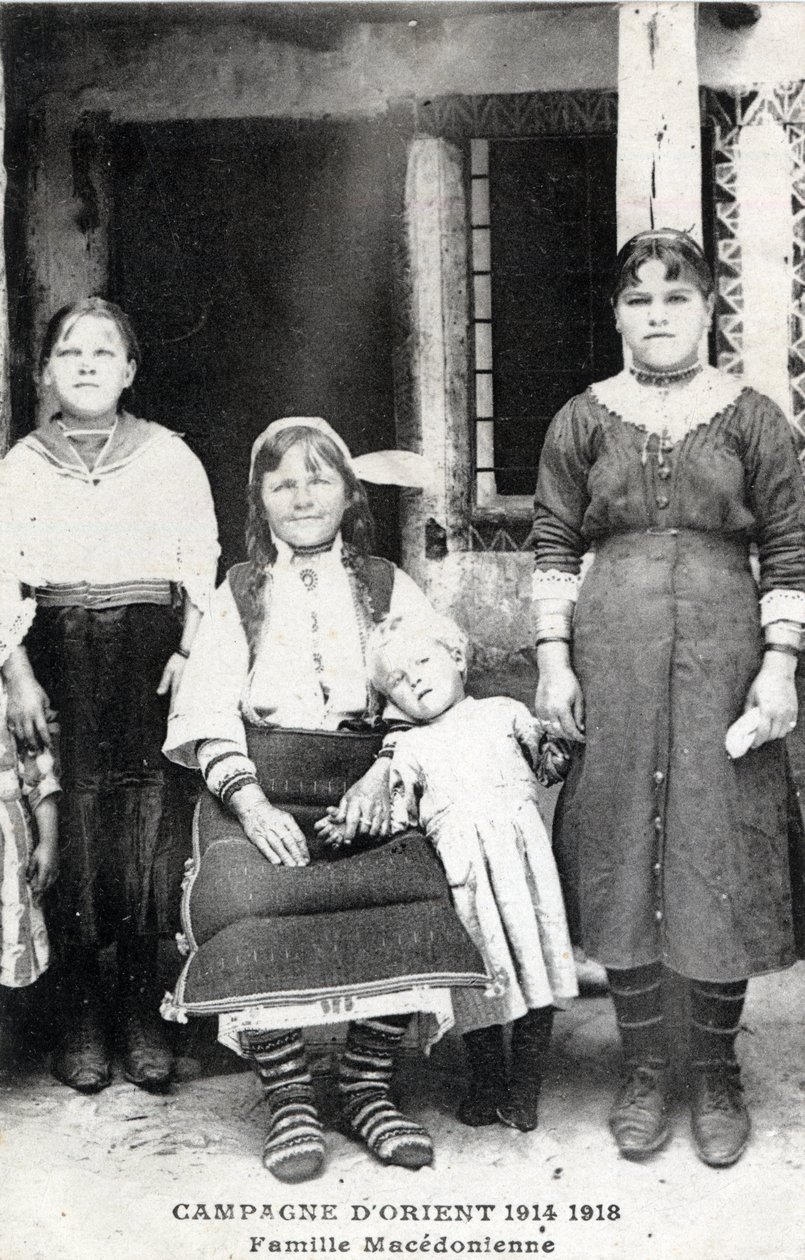 ギリシャ、マケドニア：マケドニア人家族の肖像 - ポストカード 1914-1918 作： 無名の画家