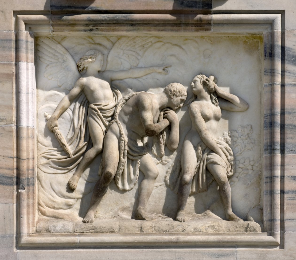 カルロ・マリア・ジュディチによるアダムとイヴを描いた高浮き彫り「Chasse du Paradise」。1791.イタリア・ミラノの大聖堂（ドーム・デュオモ 作： 不明
