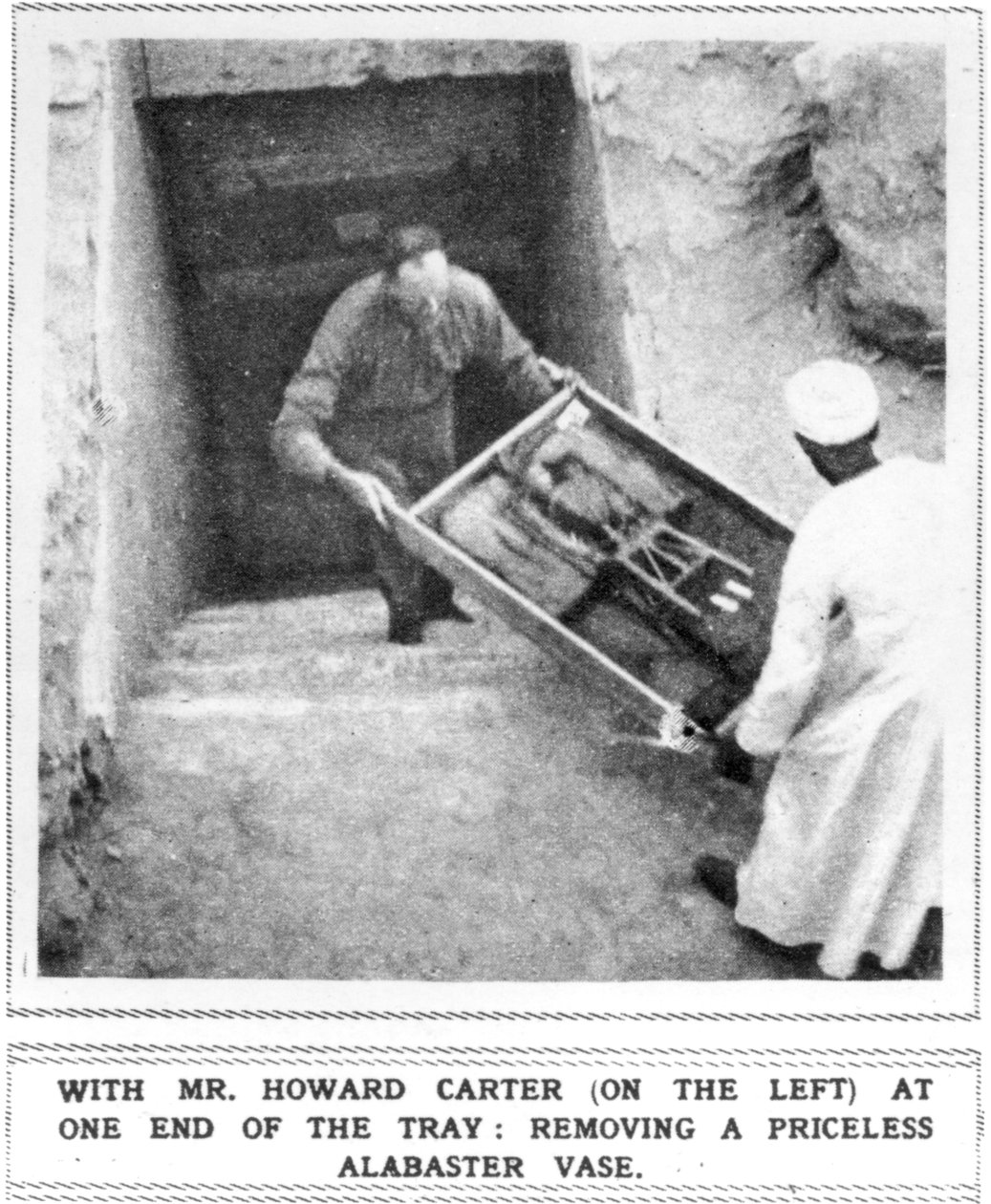 ハワード・カーター（1874-1939） ツタンカーメンの墓から宝物を持ち出す 作： 不明