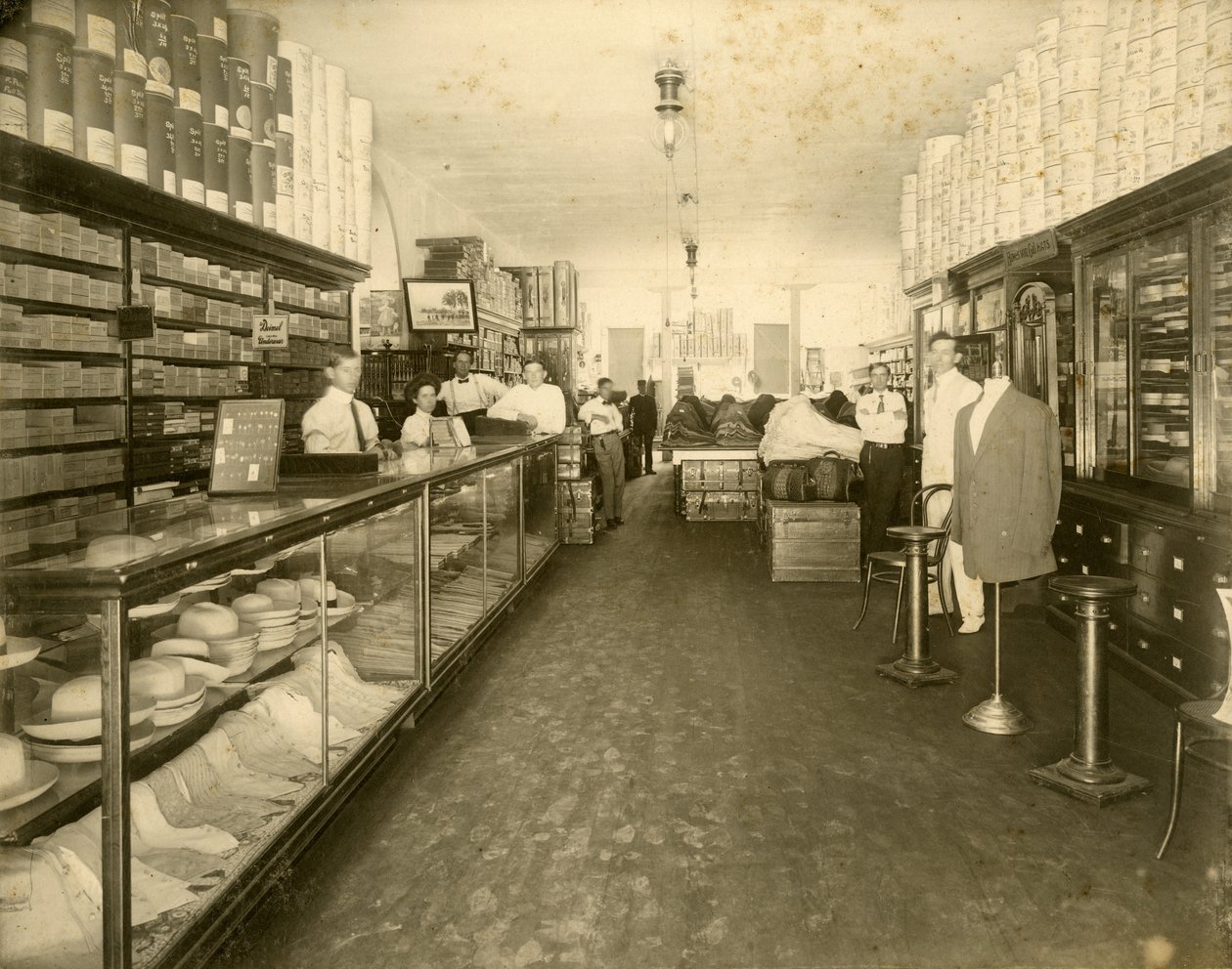 304-6 12th Avenue (Flagler Street)のJohn Sewell & Co.Shoe Storeの内部。12番街（フラグラー・ストリート）304-6番地の靴屋の内部、1910年頃（モノクロ写真 作： 不明