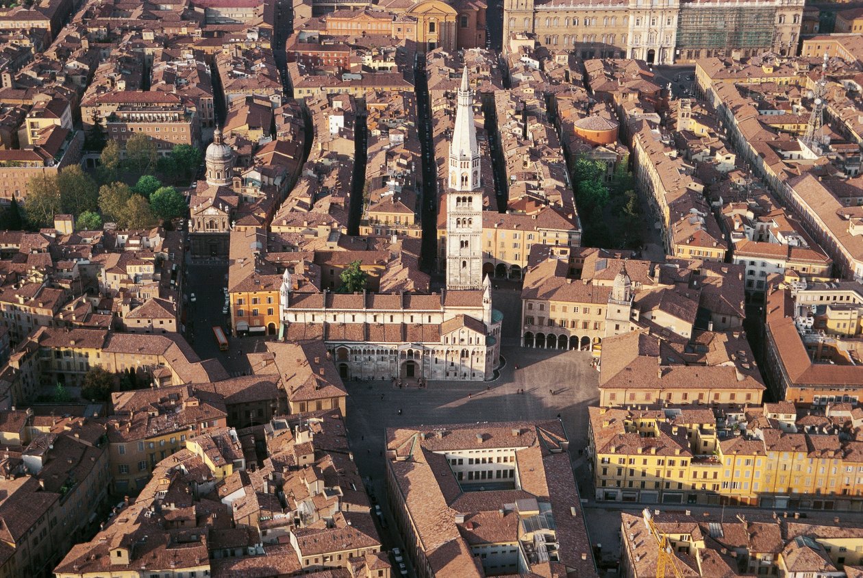 イタリア、エミリア・ロマーニャ州、モデナ、大聖堂のある街の航空写真 作： 無名の画家