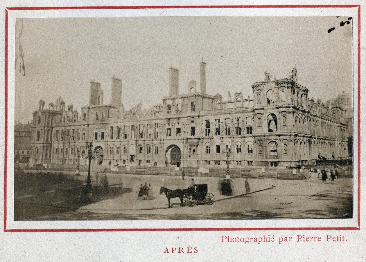 パリ・コミューン（1871年）：1871年5月に火災にあったパリのホテル・ド・ヴィルの様子。Pierre Pepetitの写真。厚紙にプリント、Dim.9x5,4 cm 作： 不明