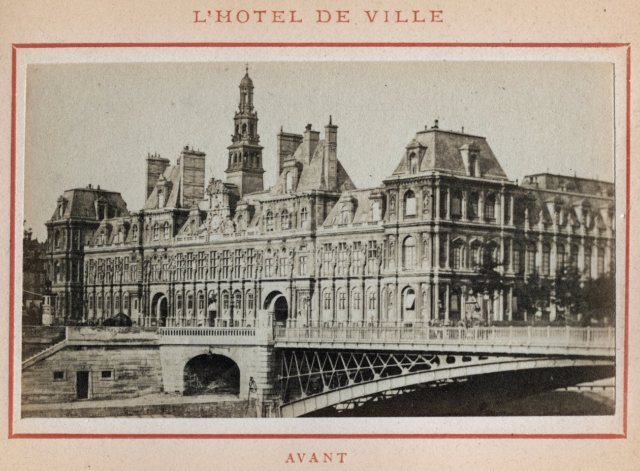 パリ・コミューン（1871年）：1871年5月に火事になる前のパリのホテル・ド・ヴィルの様子。Pierre Pepetitの写真。厚紙にプリント、Dim.9x5,4 cm 作： 不明