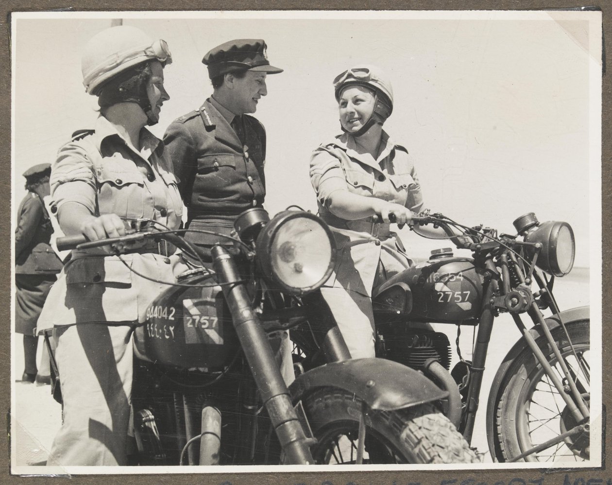 兵役補助隊や中東の英軍に関する写真65点を収めたアルバムからの写真 作： 不明