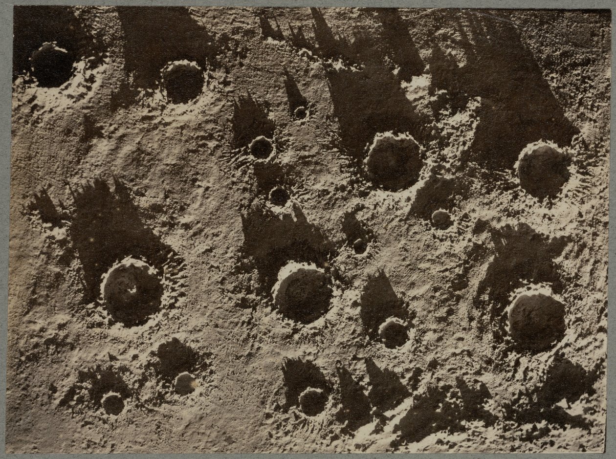 月のクレーター模型の写真 作： 無名の画家