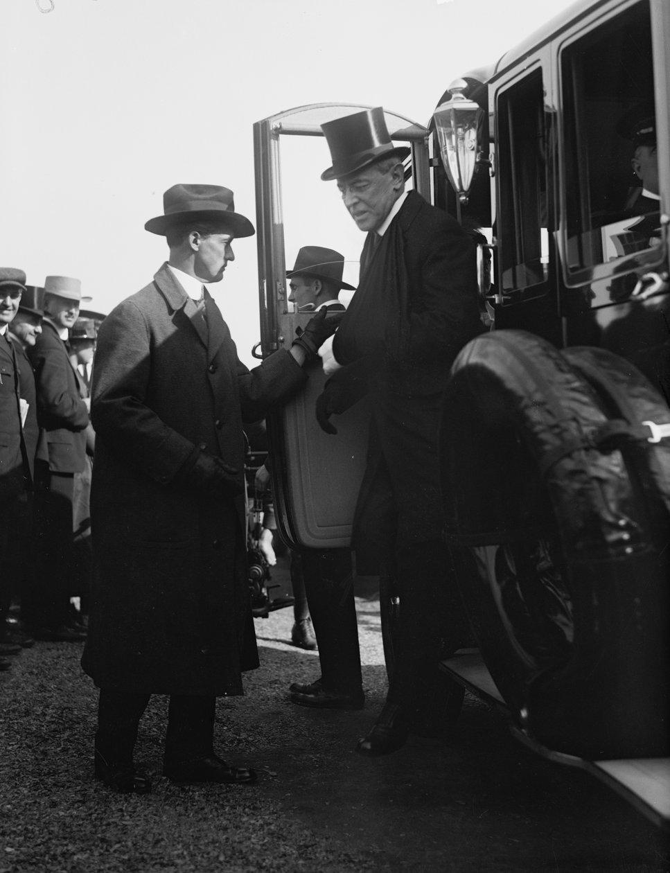 自動車から降りるウッドロー・ウィルソン大統領。ワシントンDC、1918年頃。Photo by (b/w photo) 作： 無名の画家