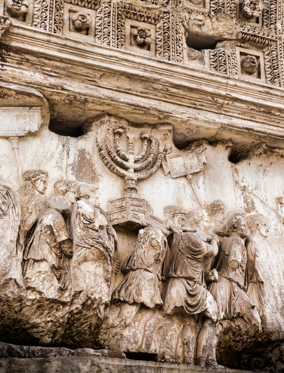 イタリア・ローマ、フォロ・ロマーノ、ティトゥスのアーチ上の行列パネル（モノクロ写真 作： 不明