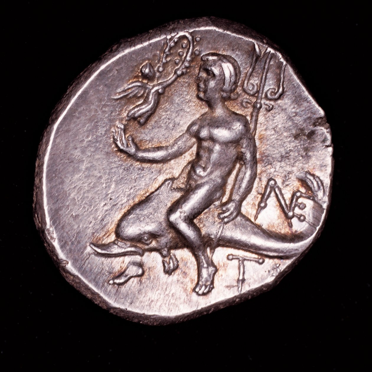 希少な古代ギリシャコイン、カラブリア、タレントゥム、三叉の矛を持つイルカに乗ったタラス、その上に花輪の冠をつけたニケ（写真） 作： 無名の画家
