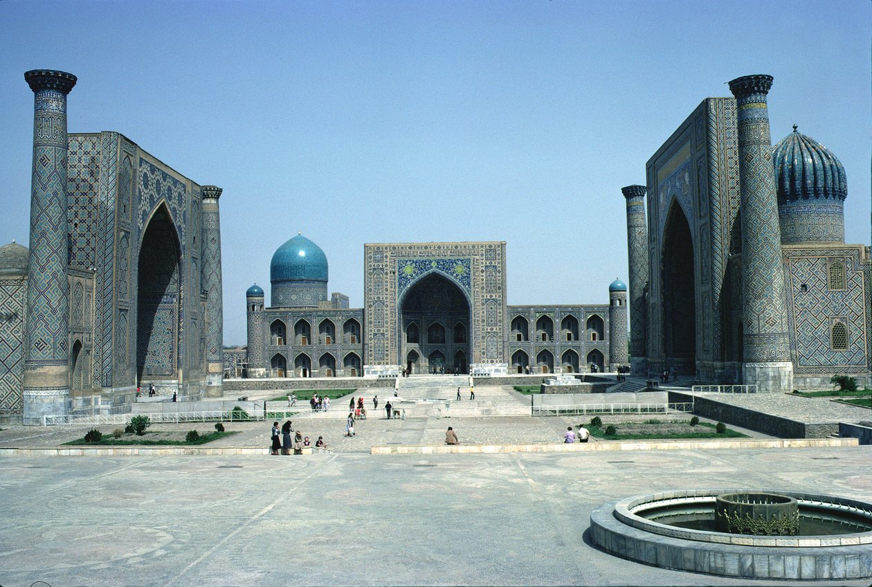 3つのモハメッド系宗教学校（マドラサ）があるRegistan（写真）。 作： 不明