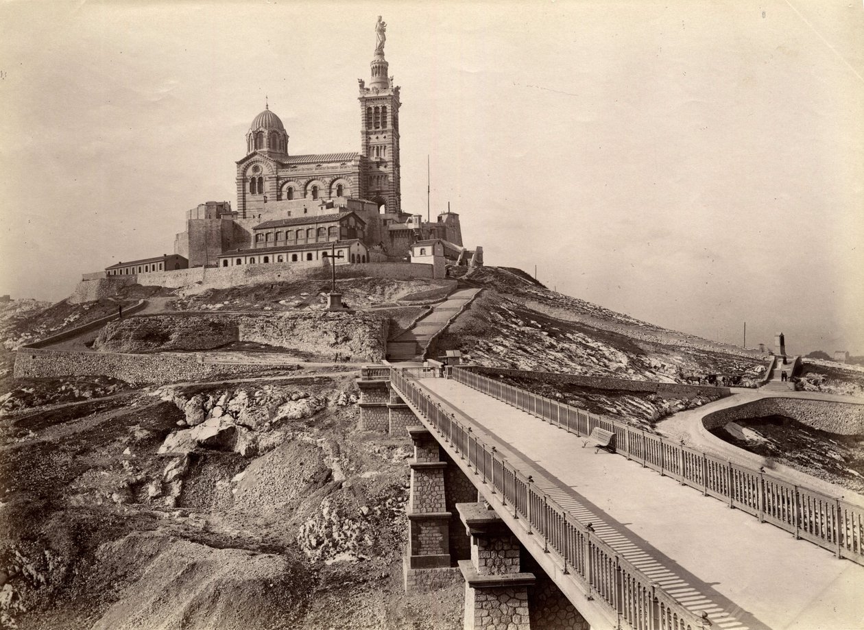 宗教建築：建築家アンリ・エスペランデュー（1829-1874）の計画に基づいて建設された、「良き母」とも呼ばれるノートルダム・ド・ラ・ガルド（1853-1864）のバシリカの外観。マルセイユ、ブーシュ・デュ・ローヌ（13）、セン 作： 無名の画家