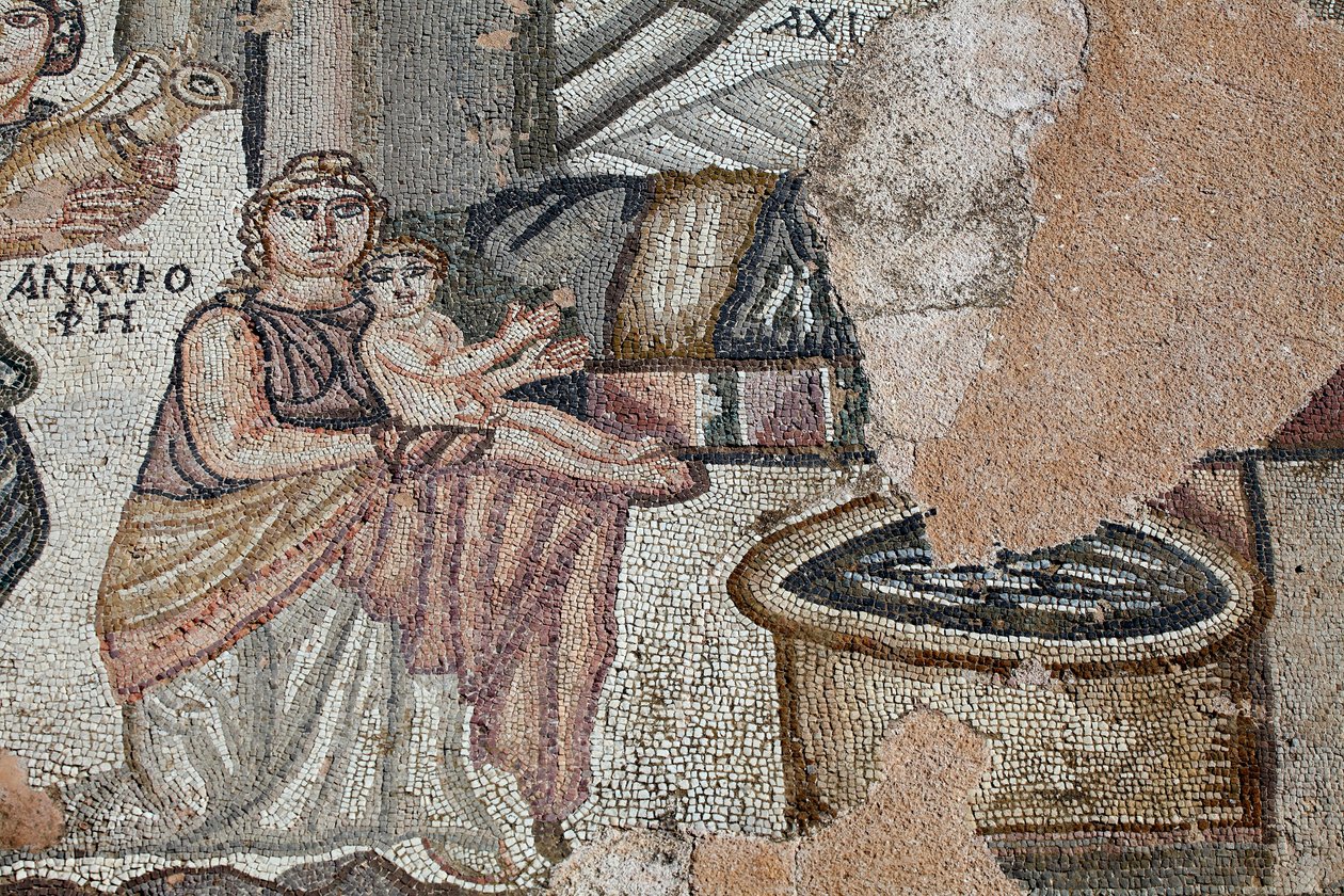 生まれたばかりのアキレスが看護婦のアナトロペと一緒にいる様子と、黄金の壺に入った水を持ってきた神々の食物と不老不死の象徴であるアンブロシアを表現したもの - アキレスの最初の入浴を表現したパネルの詳細 - パフォスのモザイク、テセウスのヴィラ、5th 作： 不明