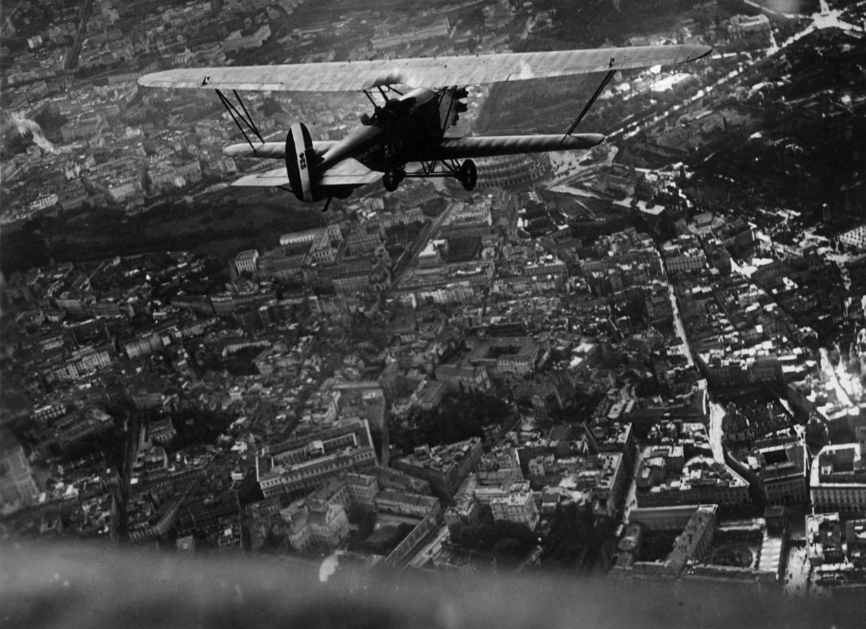 Rom (Italien), ca. 1930: Der italienische Luftfahrtminister Italo Balbo (1896-1940) fliegt während der Luftdemonstration zur Eröffnung des Salons du Tourisme über die Stadt - Rom, Italien, ca. 1930: Italiens Luftfahrtminister It von William M. Timlin