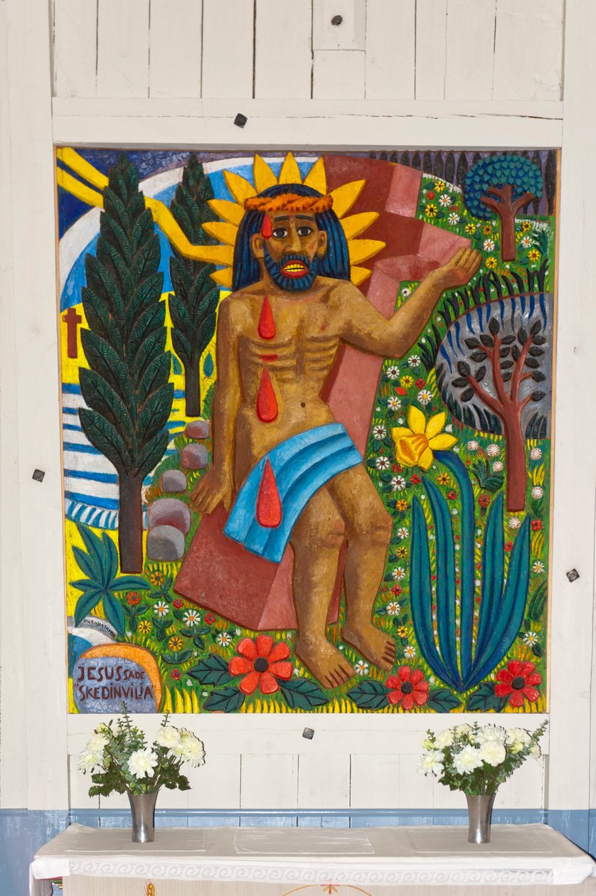 サーミのアート、イエス・キリスト、カラフルな木彫り、アーティストのBror Hjortがデザインしたサーミ・キリスト教の祭壇画、ユッカスヤルヴィの木造教会、ラップランド、ノルボッテン郡、スウェーデン、スカンジナビア、ヨーロッパ 作： 不明