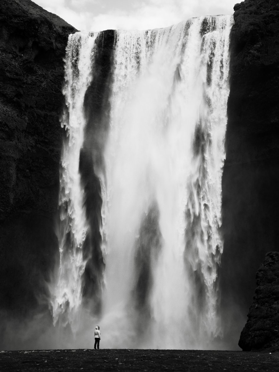 スコゥガフォス、アイスランド、2011 年 (白黒写真) 作： 無名の画家