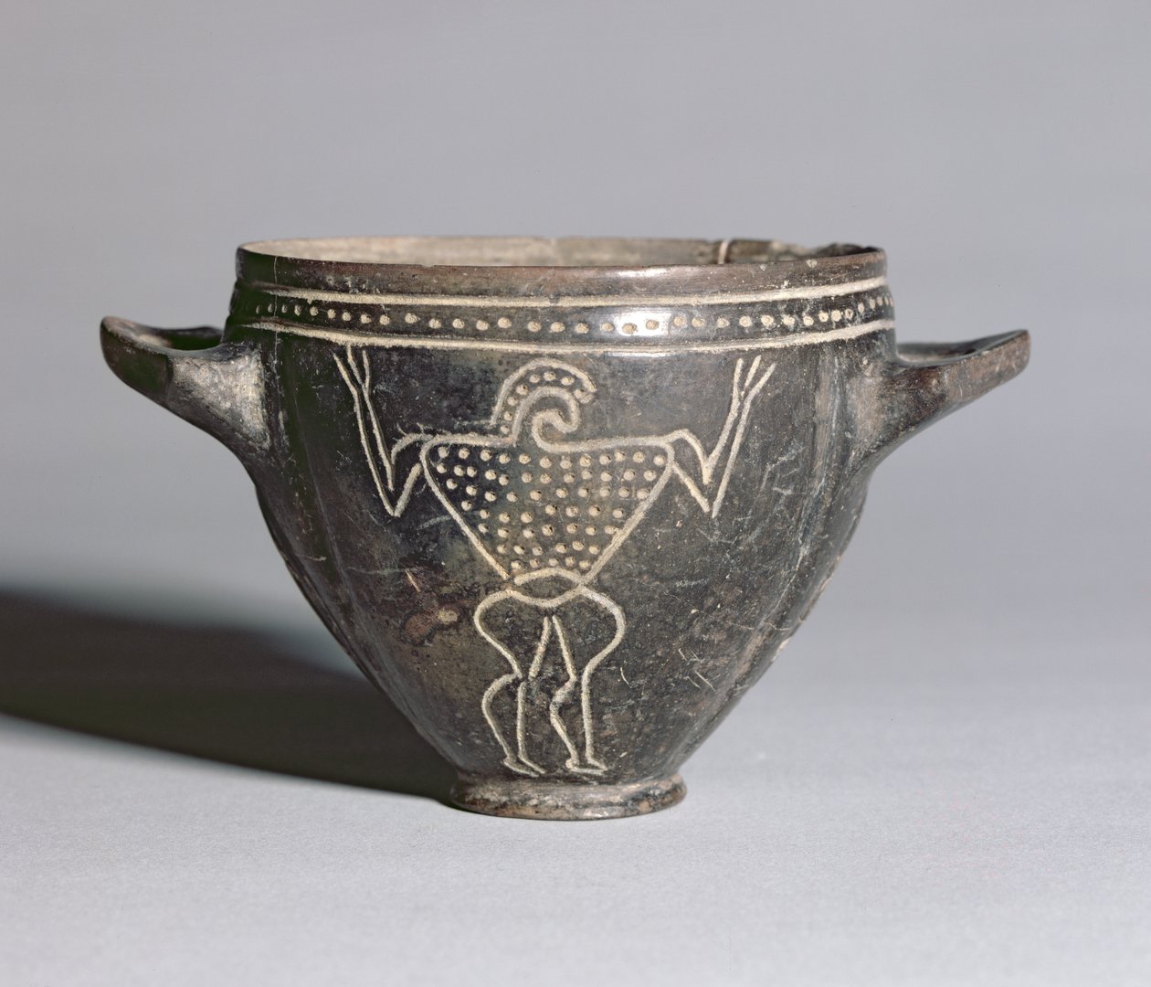 戦士の像を刻んだ「スカイフォス」カップ エトルリア時代、前650～625年頃（インパスト陶器、イエローオーカー 作： 不明