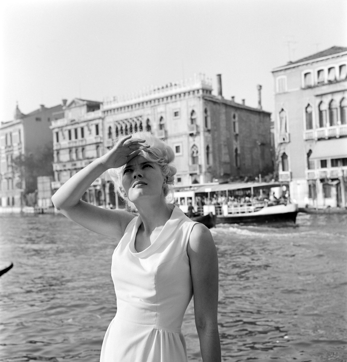 女優コリーヌ・マルシャン、ヴェニス、1963年