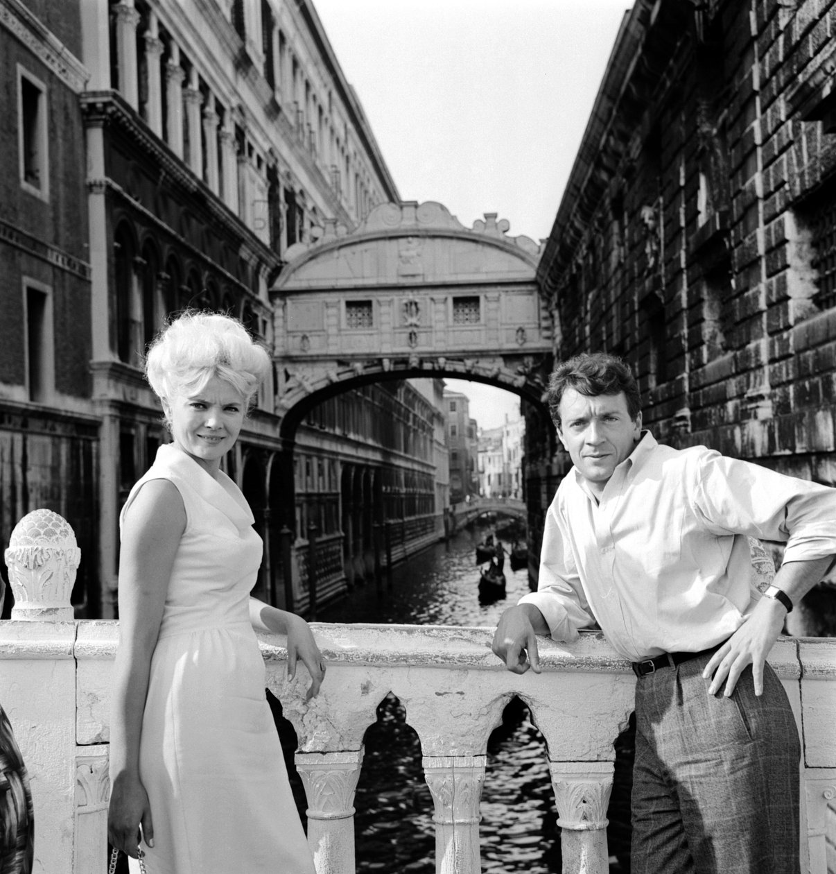女優のコリーヌ・マルシャンと俳優のジャン・ピエール・カゼル - VENICE - 1963 作： 不明